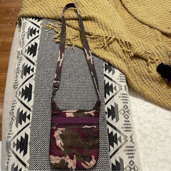Lug Camo Berry Skipper Crossbody Bag NWT! - Picture 2 of 12